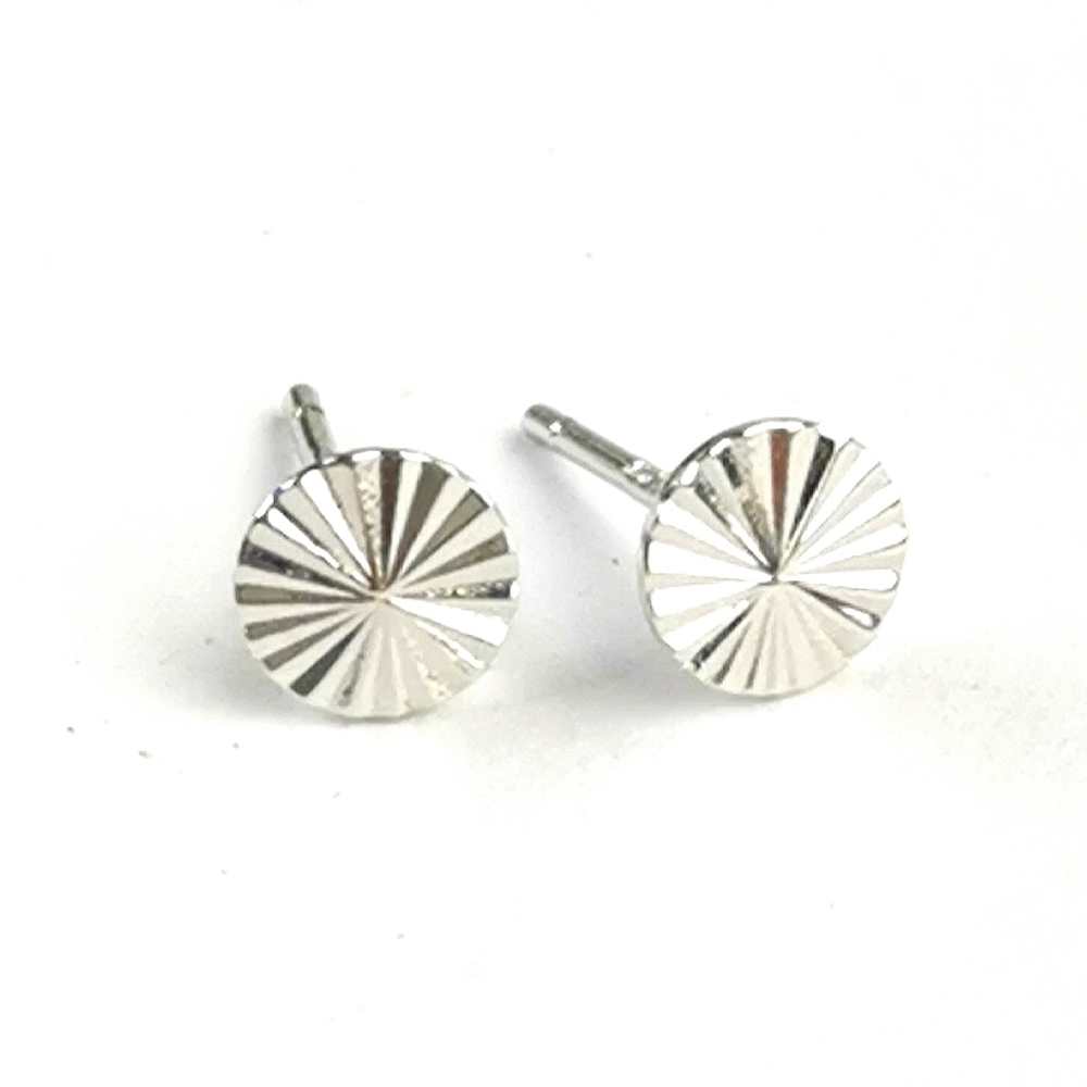 Sterling Silver Diamond Cut earrings 🆕